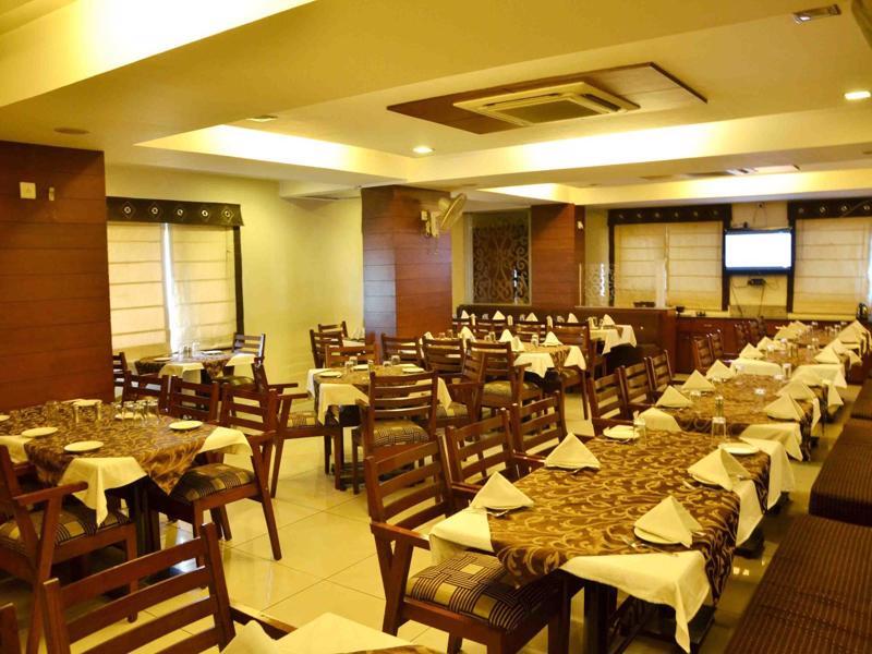 Oyo 742 Hotel Kings Park 印多尔 外观 照片